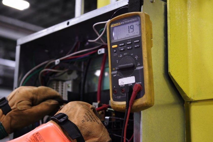 9 tips til at finde en elektriker, der tilbyder 24-timers service