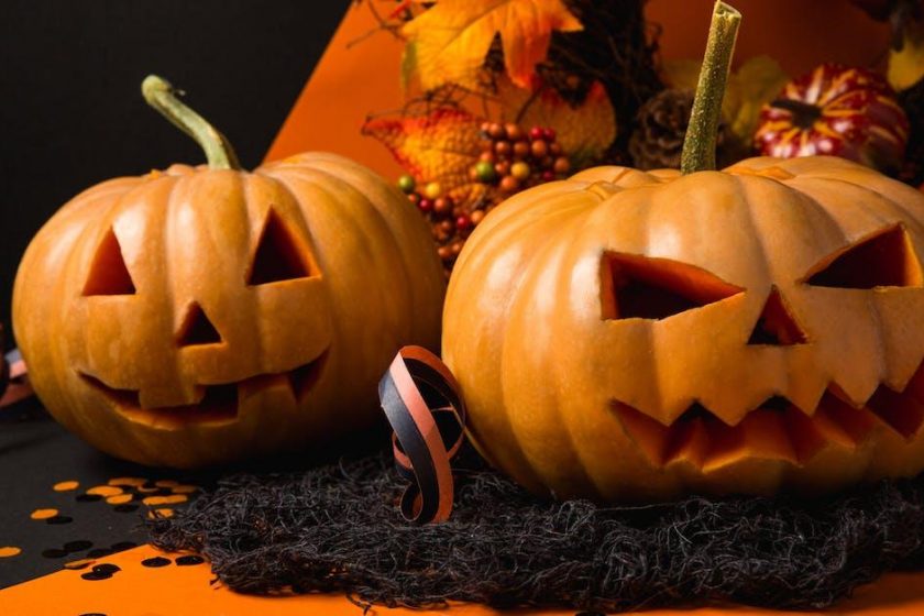 Fang Efterårets Magi: Halloween Bordarrangement, Delikatesser, Udsmykning og Sjove Halloween-Balloner